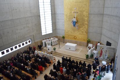 Imatge de l'església de Bonavista plena de feligresos avui durant l'acte inaugural.