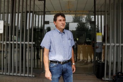 Pla obert de l'alcalde de Batea, Joaquim Paladella, sortint de la subdelegació del govern espanyol a Tarragona, on s'ha reunit amb el subdelegat. Imatge del 16 d'agost del 2017