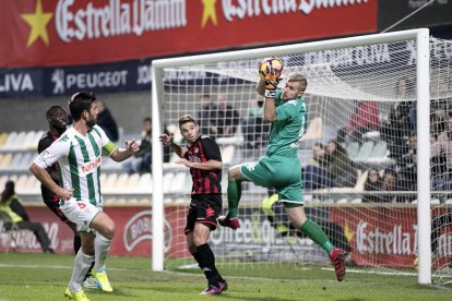 El 'pichichi' Fran Carbia, en una acción con el portero del Córdoba.