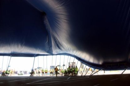 Momento del levantamiento de la carpa del Cirque de Soleil en el Port Aventura.