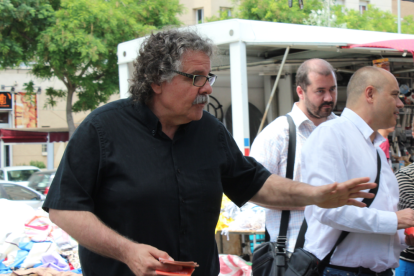 Joan Tardà passejant pel mercat de Sant Pere i Sant Pau.