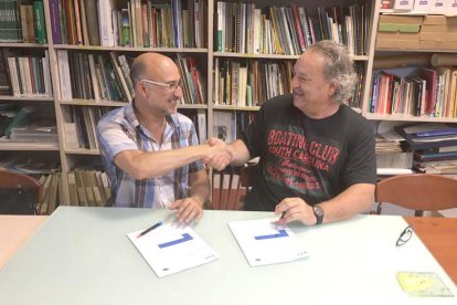 Elies Torres i Ángel Juárez després de formalitzar l'encàrrec de la maqueta.