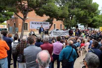 Unas 200 personas han asistido al acto convocado a la estación de tren de Vila-seca para denunciar el estado deficitario del