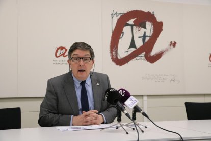 Pla mig del rector de la URV, Josep Anton Ferré, en roda de premsa el 23 de febrer de 2017