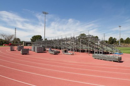 Las gradas instaladas en la pista de atletismo.