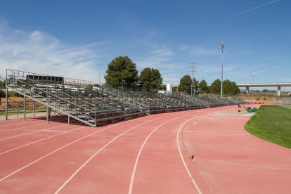 Les grades instal·lades a la pista d'atletisme.