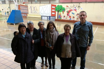 Los profesores en el patio de este colegio situado en la calle del Mar.