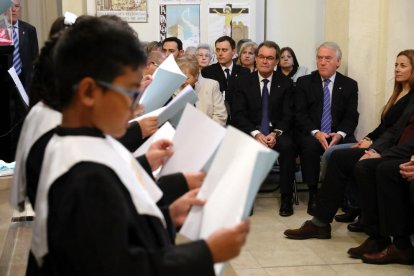 En primer terme, el cor d'aspirants durant la seva actuació i, al fons, Artur Mas abans de presentar l'opuscle.