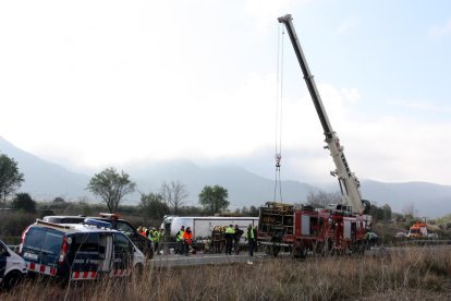 Una grua de gran tonatge al costat de l'autocar sinistrat en una imatge d'arxiu.