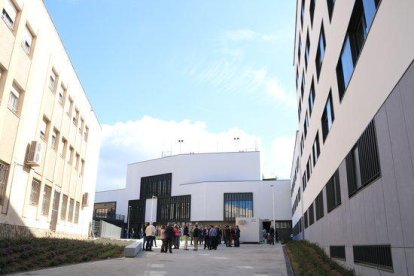 Panorámica general del nuevo complejo Sant Jordi en Tarragona, de la nueva residencia universitaria -a la derecha-, mientras en la otra banda queda el edificio de la antigua residencia, en una visita en la recta final de las obras, el 4 de mayo del 2017.