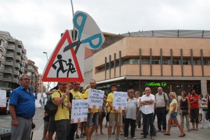 Los asistentes a la protesta en la plaza Barcelona de Tortosa con pancartas y camisetas amarillas, este 7 de septiembre de 2016