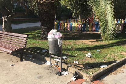 La brutícia que queda a la plaça després dels 'botellons' en una imatge del dissabte passat al matí.