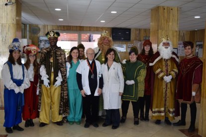 Los Reyes han visitado el Hospital Juan XXIII acompañados de sus pajes.