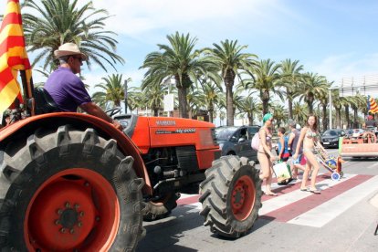 Tractorada a Reus per reclamar que els tractors puguin circular per les vies ràpides durant la collita