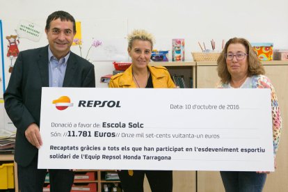 El director del Complex Industrial de Repsol en Tarragona, Josep Francesc Font, la directora del centro, Raquel Martínez, y una profesora de la escuela.