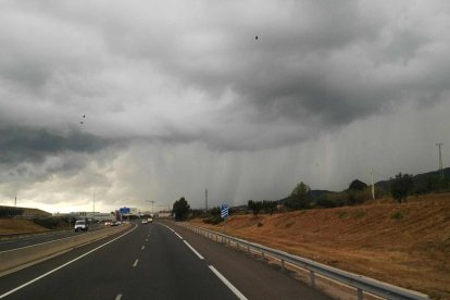 Cortinas de lluvia desde la Selva del Camp.