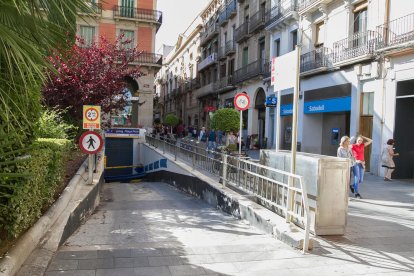 L'entrada a l'aparcament, on s'han fet recentment reformes.