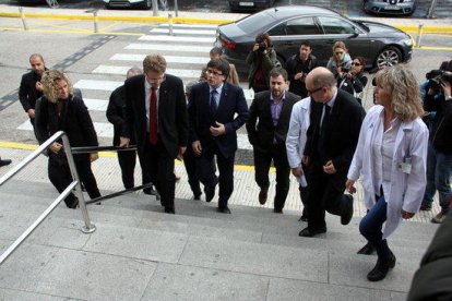 El president de la Generalitat, Carles Puigdemont, el conseller de Salut, Toni Comín, els responsables de l'Hospital de Tortosa, i l'alcalde de Tortosa, Ferran Bel, entrant al centre de salut per visitar els ferits de l'accident de Freginals.