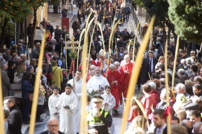 Processó a la Catedral després de la benedicció de les palmes per part de l'Arquebisbe.