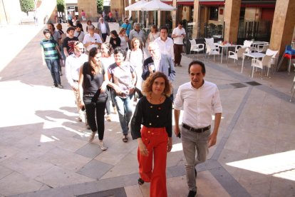 La candidata del PSC, Meritxell Batet, passejant pels carrers de Reus