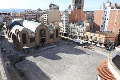 Imatge zenital de la plaça Corsini el dia d'ahir, amb l'envelat ja retirat i sense les màquines treballant a l'interior.