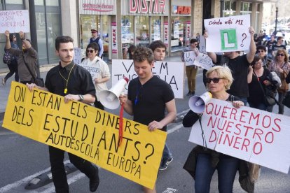 Els alumnes es van manifestar un mes després del tancament sobtat de l'Autoescola Europa.