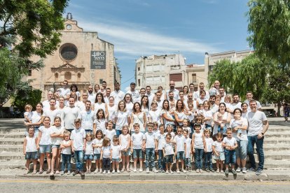 Fotografía de familia del grupo del Cavall dels Nebot, en la plaza de la Església.