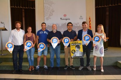 Fotografía de familia de los premiados, que han recogido el abono en el consistorio este miércoles.