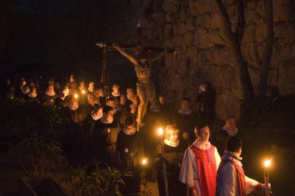 A dalt, el Viacrucis de la Congregació de la Puríssima Sang i, a baix, la processó de Jesús entrant a Jerusalem de la Germandat Nostre Pare Jesús de la Passió.