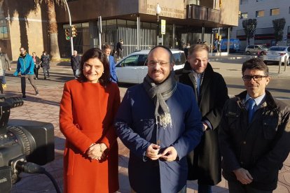 El cap de llista del PP per Tarragona, Alejandro Fernández, davant de la Subdelegació del Govern de Tarragona.