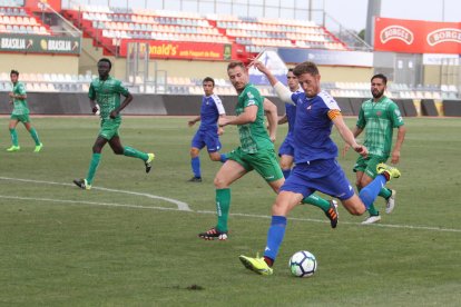 Edgar Hernández en una jugada en el darrer amistós contra el Cornellà.