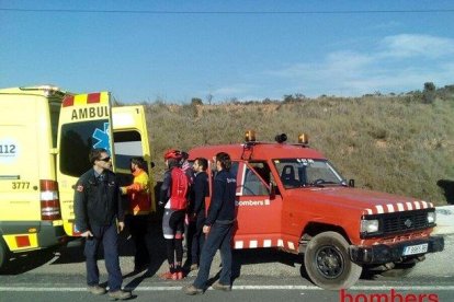 Els Bombers han acompanyat el ciclista fins a la carretera, on l'esperava el SEM.