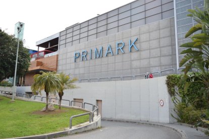 Las letras gigantes de Primark ya están en el Parc Central.