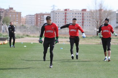 Egdar Badia, en primer terme, durant un entrenament amb Antonio Sillero i Jordi Codina, sota la direcció del tècnic Yvan Castillo.