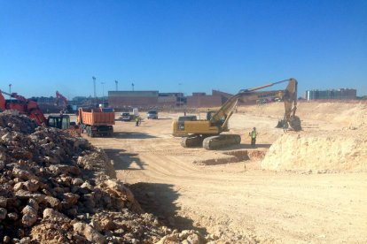 Màquines treballant en els primers treballs de construcció del nou Palau d'Esports al barri de Camp Clar de Tarragona. Imatge del 20 de juny de 2016