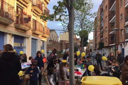 Imagen de la Plaza Enric Yzaguirre durante el taller de reciclaje.