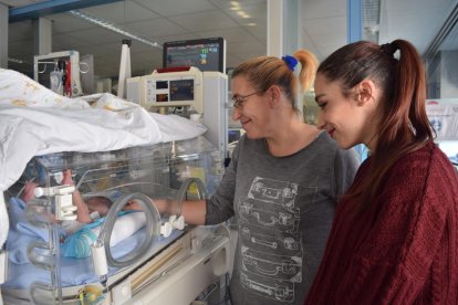 Paula está en la incubadora del hospital Joan XXIII. Su madre y su hermana la van a visitar a menudo.