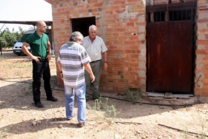 Imatge d'arxiu d'un vigilant rural d'Alcover amb dos pagesos en una finca on es va produir un robatori el juliol de 2015