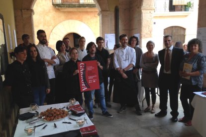 El regidor de Comerç, Jaume Sánchez, i el Mestre Pastisser Oriol Rossell, de L'Obrador, van assistir a la presentació de les IX Jornades Gastronòmiques d'Altafulla.