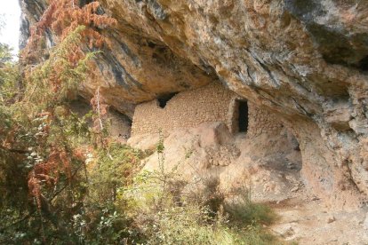 Un hombre de 86 se cae de 15 metros a la Cueva del Corral de la Febró