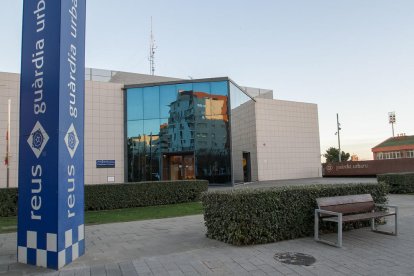 L'exterior de les instal·lacions de la policia local, a Marià Fortuny.