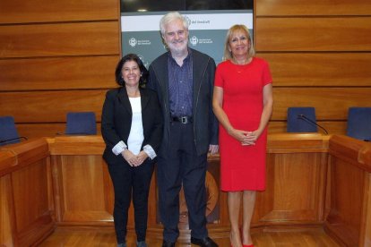 Imagen de la recepción que hizo al alcalde del Vendrell, Martí Carnicer, con las dos premiadas Torra y Mercadé.