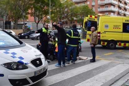 La Guàrdia Urbana i el SEM atenent a la dona atropellada.