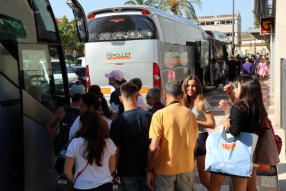 Pla general dels autocars a l'estació de tren de Reus on els usuaris del servei entre Riba-roja i Barcelona han de fer transbord. Imatge del 4 d'agost de 2017 (horitzontal)