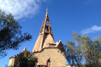 Imatge de l'exterior del temple dissenyat per Josep Maria Jujol.