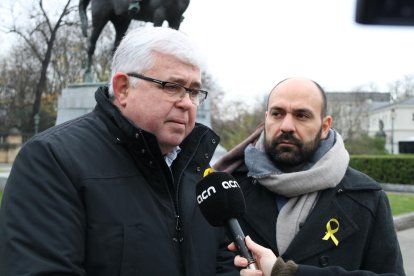 El vicepresident de l'ANC, Agustí Alcoberro, atén l'ACN a Brussel·les. Al seu costat, el portaveu d'Òmnium, Marcel Mauri. Imatge del 6 de desembre (horitzontal)