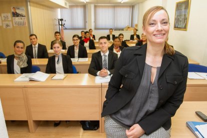 Els alumnes, vestits d'acord a la professió a la qual aspiren, amb una de les professores.