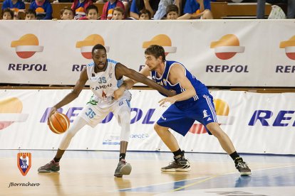 Ferran Torres, defendiendo a un rival en el pabellón del Serrallo.