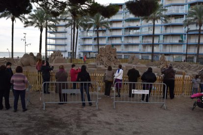 Algunos curiosos han visto de cerca los últimos retoques en el belén.