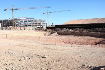 Imatge de la zona on es construirà la piscina olímpica, on actualment només hi ha el clot.